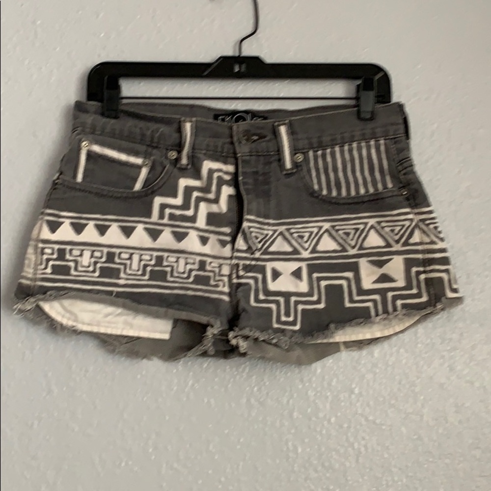 Levi’s mid rise shorts